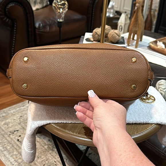 Authentic Michael Kors Bedford Belted Venus Leather Shoulder Bag in Luggage, EUC - Picture 4 of 16